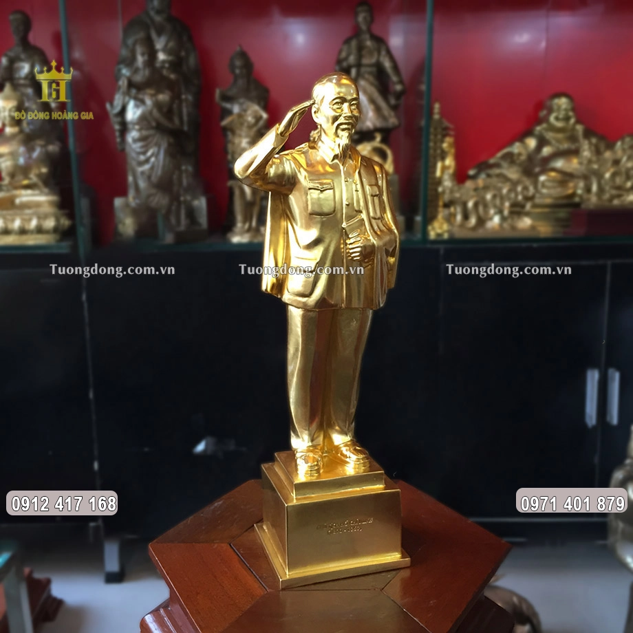 Bác đúc theo dáng đứng uy nghiêm